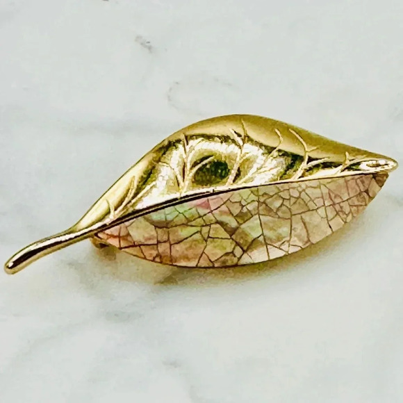 Vintage Liz Claiborne Leaf Brooch Pin Signed Pearlized Accent 2” Long Go… - Picture 1 of 9